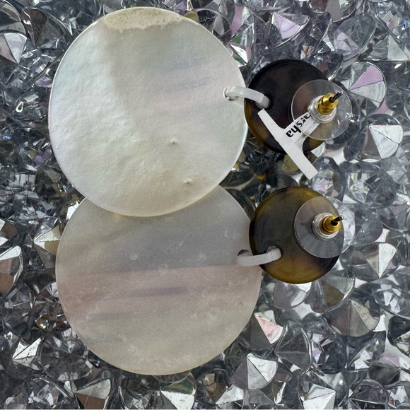 ParkerRose MOP earrings seashell 🐚 pearl with rainbow stripes and brown shell - Picture 5 of 6